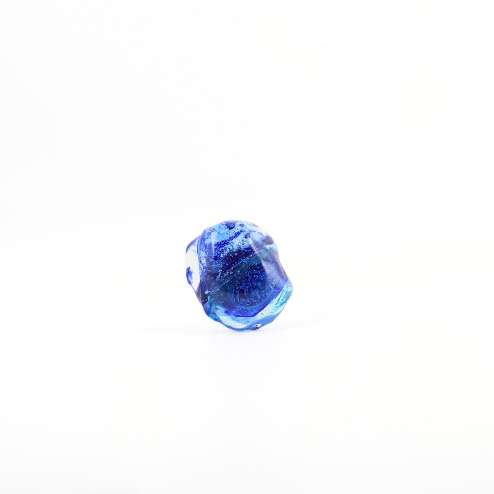 Alta Blue – Unazë Artizanale prej Qelqi me Madhësi të Rregullueshme